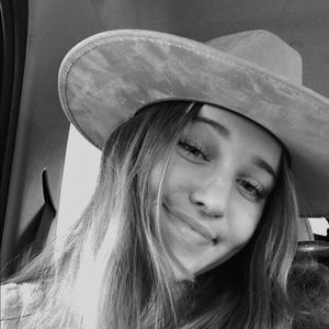 Meet your Posher, Avery